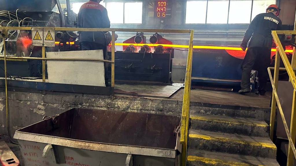 Горячий пруток на выходе линии